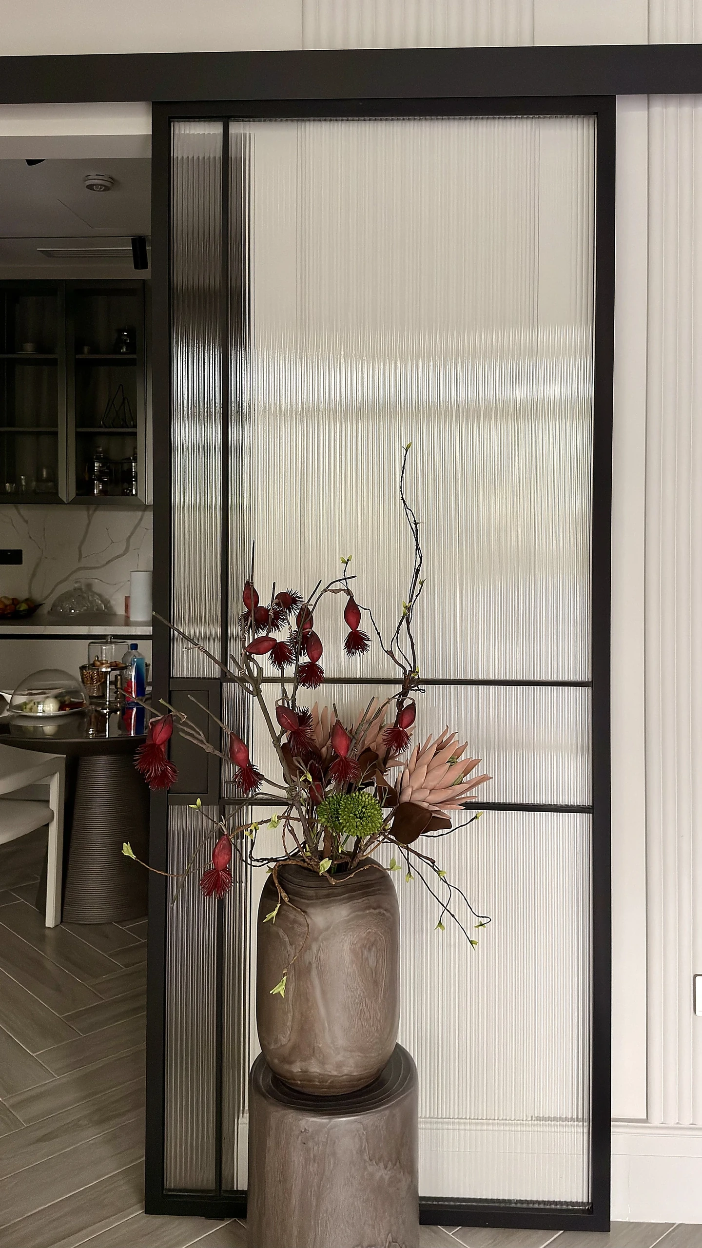 Fluted glass partition with black metal frame in a Dubai home